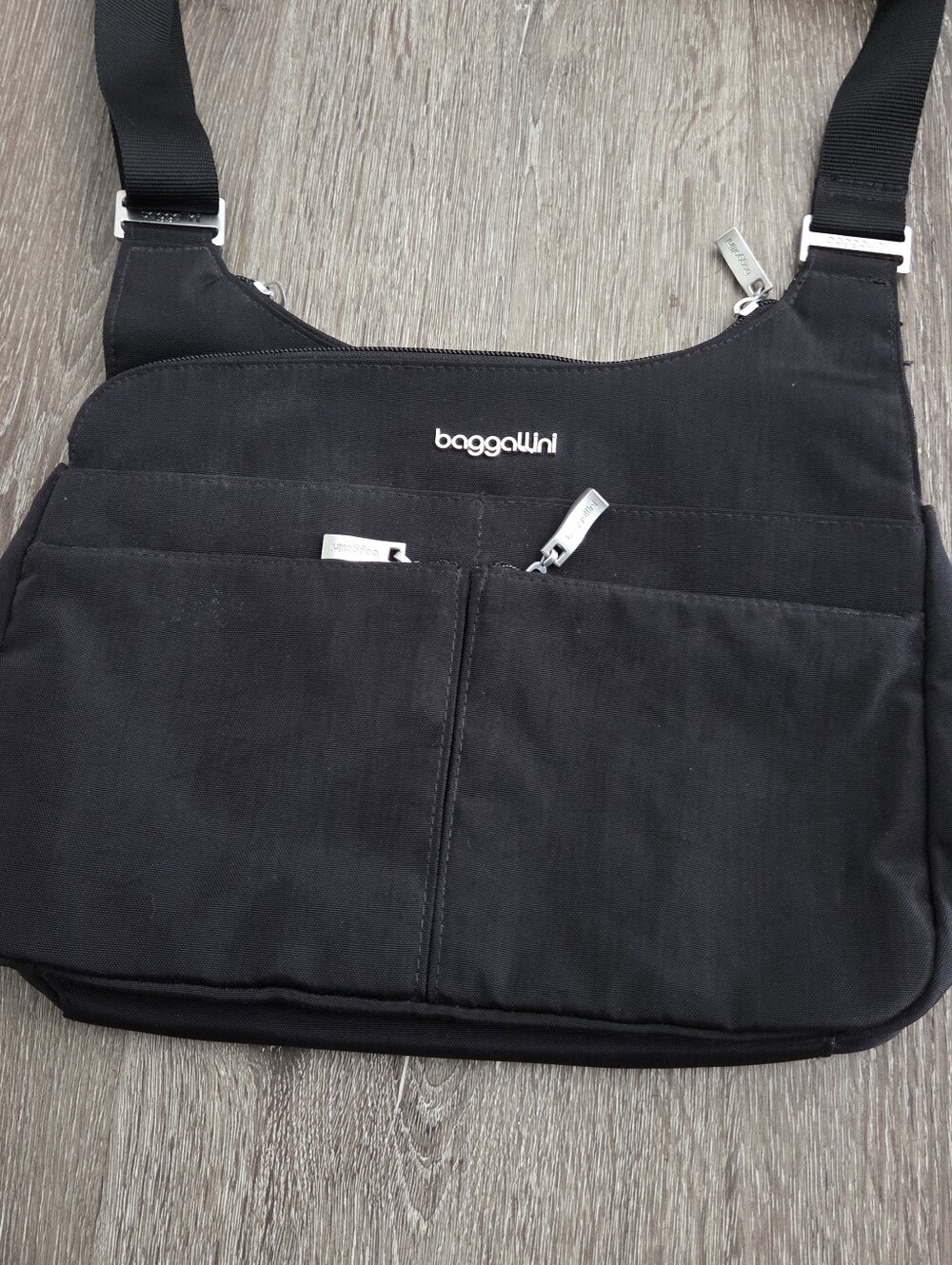 Baggallini Black Cross Over Crossbody Bag - Picture 2 of 7
